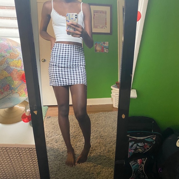 Cute body on mini skirt - Picture 1 of 4